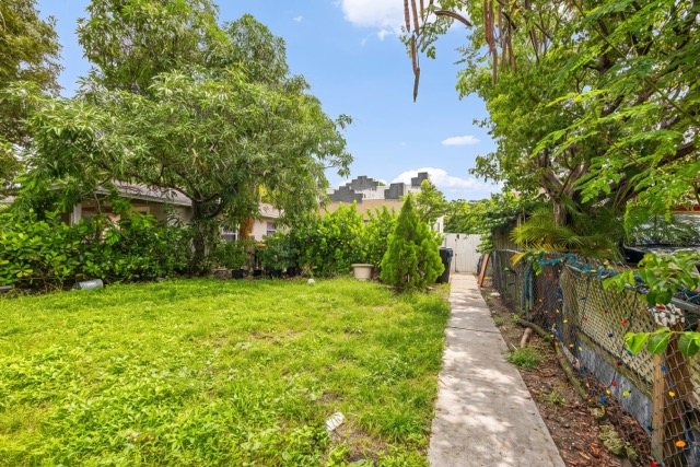 Palm Beach County &middot; Lake Worth Beach (33460) photo 19