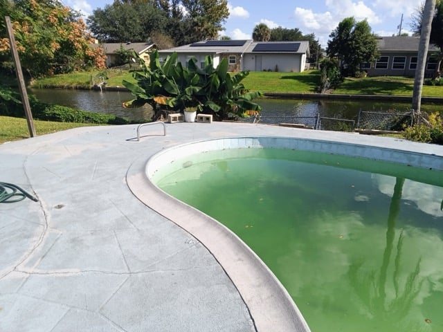 4BR / 2.5BA Canal Front Pool Home with Dock &mdash; Orange County &middot; Orlando (32805)